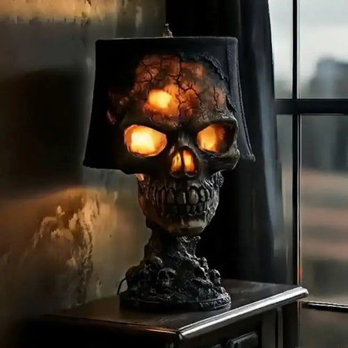 Lámpara calavera de resina iluminada de noche en el jardín